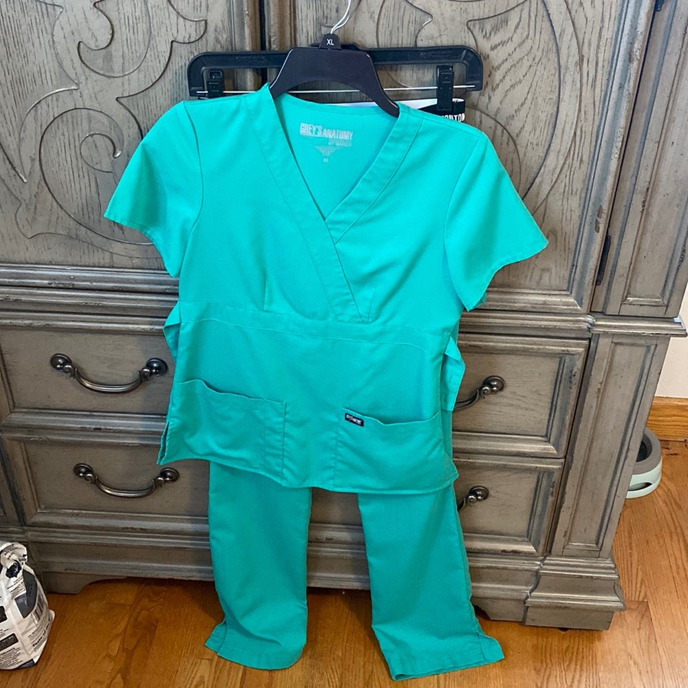 Greys anatomy size XS scrubs active set pants and top